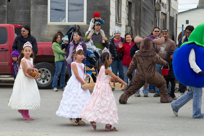 Misses Nome distributing candy