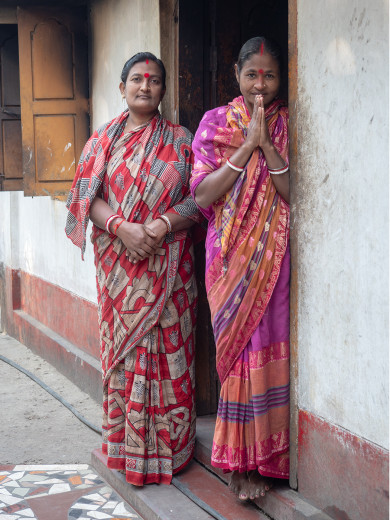 TwoWomen_OM53734