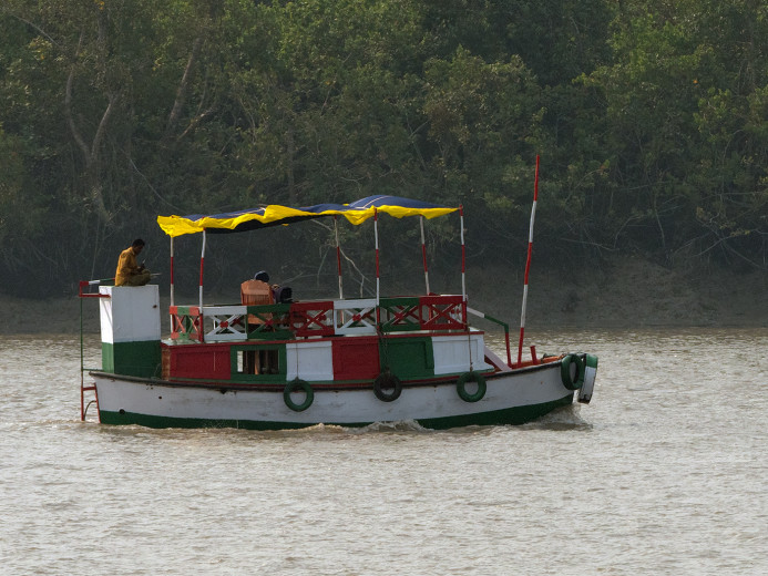 WhiteGreenRedBoat_Pasur_OM01166
