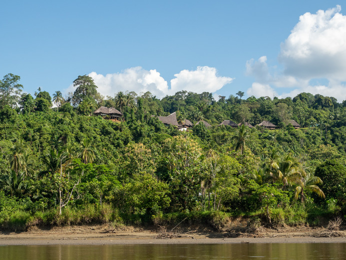 KarawariLodgeFromRiver_OM68414